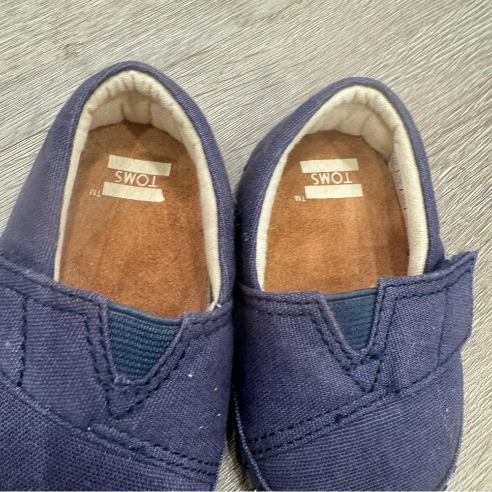 Toms Baby Crib Shoes Baby 2 Navy Blue Hook and Loop Closure Wide Toe box